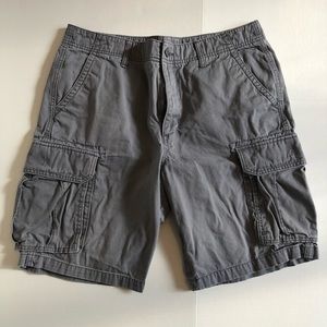 🌟 Gray cargo shorts